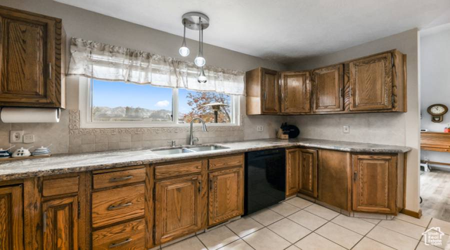 85 LAKEVIEW DR, Stansbury Park, Utah 84074, 3 Bedrooms Bedrooms, 17 Rooms Rooms,1 BathroomBathrooms,Residential,For Sale,LAKEVIEW,2051179